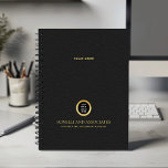 Name des Beruflichen Unternehmens für das Black Ro Planer<br><div class="desc">Bleibe und erhöht Ihr berufliches Image mit unserem Custom Spiral Planner, mit einem raffinierten Black Leder-Look Design, das Eleganz mit Funktionalität verbindet. Ein anpassbarer Platz auf dem Cover ermöglicht es Ihnen, Ihr Firmenlogo auf einer goldenen Textur deutlich sichtbar zu machen, während zwei zusätzliche Zeilen bearbeitbaren Textes Platz für Ihren Firmennamen...</div>