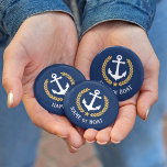 Name des Bootes Anchor Gold Style Laurel Star Navy Button<br><div class="desc">Ein Personalisierter Knopf mit Ihrem Bootsnamen,  Familiennamen oder anderen gewünschten Texten. Mit einem speziell entwickelten nautischen Bootsanker,  goldenen Blätter und Sternemblem auf Marineblau oder passen die Primärfarbe einfach an Ihr aktuelles Thema an. Das ist ein toller Anlass.</div>