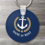 Name des Bootes Anchor Gold Style Laurel Star Navy Schlüsselanhänger<br><div class="desc">Ein Personalisierter Schlüsselanhänger mit Ihrem Bootsnamen,  Familiennamen oder anderen gewünschten Texten. Mit einem speziell entwickelten nautischen Bootsanker,  goldenen Blätter und Sternemblem auf Marineblau oder passen die Primärfarbe einfach an Ihr aktuelles Thema an. Das ist ein toller Anlass.</div>