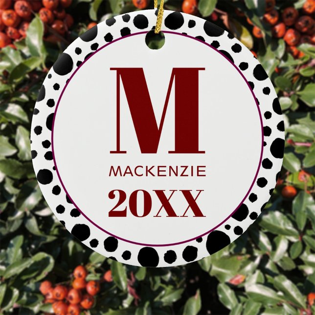 Name des Dalmatiners Monogramm Jahr Rot und Weiß Keramik Ornament (Fun Dalmatian spot personalized monogram initial name year ornament)