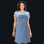 Name des einfachen Chic Elegant-Skripts Schürze<br><div class="desc">Sie Liebe eine personalisierte Schürze, während sie diese Goodies backt, köstliche Geschirr kocht oder mit ihren Pflanze arbeitet. Ein perfektes Geschenk, um ihre Talente zu fördern. Schwarzes Skript für den Namen mit langfarbigen Schwanz-Verzierungen auf einer staubblauen Schürze. (Siehe andere Farben und Größen Optionen). Denken Sie daran, diese als Geschenk in...</div>