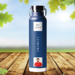 Name des Firmenlogos Foto blau Trinkflasche<br><div class="desc">Klassisch marineblau. Personalisieren Sie Ihr Firmenlogo,  Ihren Namen und ein Profil-Foto und fügen Sie es hinzu. Weißer Text.</div>