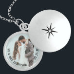 Name des Fotos Hochzeit Datum Bridal Geschenk Medaillon<br><div class="desc">Neuverheirateter Foto Name Hochzeit Datum Bridal Geschenk. Ein schöner Sake vom Bräutigam bis zu seiner neuen Braut. Ersetzen Sie das Sample-Image einfach mit Ihrem eigenen Favoriten aus Ihrem Hochzeitstag und personalisieren Sie Ihren neuen verheirateten Namen und Ihr Hochzeitstermin.</div>
