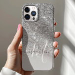 Name des Girl-Silver-Glitzer Monogramm Case-Mate iPhone Hülle<br><div class="desc">Girly Silver Glitzer Monogram Name Case. Dieses Design ist mit einem Imitat Glitzer Textur betont. Personalisieren Sie dieses benutzerdefinierte Design mit Ihrem eigenen Namen und Monogramm Initial.</div>