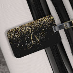 Name des Gold Glitzer Glam Monogram Gepäckanhänger<br><div class="desc">Glam Gold Glitzer Elegante Monogram Gepäckmarke. Dieses schicke Gepäckanhänger-Design mit elegantem goldglänzenden Glitzer auf schwarzem Hintergrund ist einfach zu personalisieren. Das Design enthält Ihr handgeschriebenes Skriptmonogramm mit hübschen Wirbel und Ihrem Namen.</div>