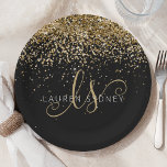 Name des Gold Glitzer Glam Monogram Pappteller<br><div class="desc">Glam Gold Glitzer Elegante Monogram Paper Plate. Dieses schicke,  elegante Papierplattendesign mit elegantem goldglänzenden Glitzer auf schwarzem Hintergrund ist einfach zu personalisieren. Das Design enthält Ihr handgeschriebenes Skriptmonogramm mit hübschen Wirbel und Ihrem Namen.</div>