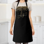 Name des Gold Glitzer Glam Monogram Schürze<br><div class="desc">Glam Gold Glitzer Elegante Monogram Schürze. Dieses schicke Design mit elegantem,  goldglänzenden Glitzer auf schwarzem Hintergrund verleiht dem Hotel eine angenehme Schürze. Das Design enthält Ihr handgeschriebenes Skriptmonogramm mit hübschen Wirbel und Ihrem Namen.</div>
