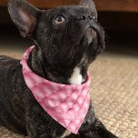 Name des Hauses, rosa Muster 18x18-in-Quadrat Halstuch<br><div class="desc">Ein hübsch rosa getuftetes Muster auf einer Seite dieses Bandanas mit dem Namen des Tieres auf einem rosa Hintergrund in einem extravaganten Skript. Es gibt zwei Größen: 18"x18" (Kinder, kleine Hunde) und 22"x22" (Erwachsene, große Hunde). Ändern Sie einfach den Namen mit der bereitgestellten Vorlage. Leichte Stoffe, die gut atmen und...</div>