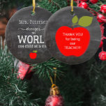 Name des Lehrers personalisiertes Zitat Tafel Keramik Ornament<br><div class="desc">Typografisches Skriptbaumschmuck für Lehrer mit einem inspirierenden Zitat: "Lehrer verändern die Welt ein Kind nach dem anderen",  mit einem symbolischen roten Apfel und dem eigenen Text auf der Rückseite.               Persönliche Gestaltung mit dem Namen Ihres Lehrers!           Es kann ein hübsches Weihnachtsgeschenk für einen Lehrer sein.</div>