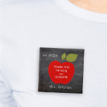 Name des Lehrers | Rote Tafel Apfel danke Button<br><div class="desc">Ein großer roter Apfel und dein eigener Text auf einem Schulchalkboard-Hintergrund. Personalisieren Sie es mit dem Namen und der Note Ihres Lehrers! Es könnte ein nachdenkliches und niedliches Dankeschön für Ihren Lehrer an einem Tag der Dankbarkeit oder wenn er wieder zur Schule geht.</div>