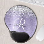 Name des lila gebürsteten Metalls Silber Glitzer M Gel Mousepad<br><div class="desc">Dieses schicke Mousepad-Design mit hübsch silber glänzenden Glitzer auf lila,  gebürstetem metallischem Hintergrund ist einfach zu personalisieren.</div>
