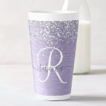 Name des lila gebürsteten Metalls Silber Glitzer M Milchtasse<br><div class="desc">Dieses schicke Design aus Latte-Tasse mit hübschem silberglänzenden Glitzer auf lila gebürstetem metallischem Hintergrund ist einfach zu personalisieren.</div>