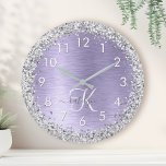 Name des lila gebürsteten Metalls Silber Glitzer M Runde Wanduhr<br><div class="desc">Dieses schicke Design mit hübschem silber funkelndem Glitzer auf lila,  gebürstetem metallischem Hintergrund verleiht dem Gast eine angenehme Note.</div>