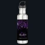 Name des lila Glitzer Edelstahlflasche<br><div class="desc">Ein klassischer schwarzer Hintergrund mit lila Imitaten Glitzer Staub. Lila Text. Personalisieren und fügen Sie Ihre Monogramm-Initialen,  Ihren Vornamen und vollständigen Namen.</div>