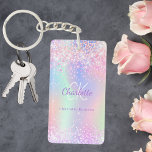 Name des lila Glitzer Schlüsselanhänger<br><div class="desc">Ein angesagter holografischer Hintergrund mit Pastellfarben in Rosa, lila, Minzgrün. Imitate Glitzer. Personalisieren und fügen Sie Ihren Vornamen, Monogramm-Initialen und vollständigen Namen. Lila und weiße Buchstaben.</div>