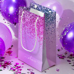 Name des lila Glitzer, Sparkle Metal Monogram Kleine Geschenktüte<br><div class="desc">Lila Imitate belichten metallischen Sparkle Glitzer gebürstete Metal Monogramm Name Geschenktasche. Das macht den perfekten 16 Geburtstag,  Hochzeit,  Brautparty,  Jubiläum,  Babydusche oder Junggeselinnen-Abschied Geschenktasche für jemanden,  der Lieben glamourösen Luxus und schicke Stile.</div>