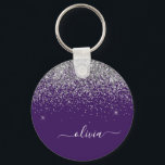 Name des lila Silver Glitzer Girl Monogram Schlüsselanhänger<br><div class="desc">Lila und Silver Sparkle Glitzer Script Monogram Name Keychains (Key Chain). Das macht den perfekten 16 Geburtstag,  Hochzeit,  Brautparty,  Jubiläum,  Babydusche oder Junggeselinnen-Abschied Geschenk für jemanden,  der Lieben glamourösen Luxus und schicke Stile.</div>