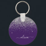 Name des lila Silver Glitzer Girl Monogram Schlüsselanhänger<br><div class="desc">Lila und Silver Sparkle Glitzer Script Monogram Name Keychains (Key Chain). Das macht den perfekten 16 Geburtstag,  Hochzeit,  Brautparty,  Jubiläum,  Babydusche oder Junggeselinnen-Abschied Geschenk für jemanden,  der Lieben glamourösen Luxus und schicke Stile.</div>