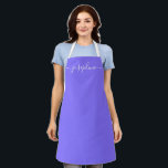 Name des lila Simple Chic Elegant-Skripts Schürze<br><div class="desc">Sie Liebe eine personalisierte Schürze,  während sie diese Goodies backt,  köstliche Geschirr kocht oder mit ihren Pflanze arbeitet. Ein perfektes Geschenk,  um ihre Talente zu fördern. Weiße Schrift für den Namen mit langen Schwänzen Verzierungen auf lila.</div>