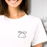 Name des Minimalistischen Handzeichens T-Shirt<br><div class="desc">Einfaches Name Monogram Minimalistisches Shirt. Bleibe stilvoll und im Trend mit diesem niedlichen und eleganten Shirt, mit einem zarten, handgezeichnet Bogen und einem personalisierten Namen in der handgeschriebenen Schriftzeichen-Kalligraphie am oberen links Brustkorb, wo eine Tasche traditionell wäre. Das Design ist minimalistisch und schick, der schwarze Bogen und der Name bieten...</div>