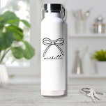 Name des Minimalistischen Handzeichens Trinkflasche<br><div class="desc">Einfache Bezeichnung Monogramm Minimalistische Wasserflasche. Diese niedliche und stilvolle Wasserflasche verfügt über einen großen, handgezeichnet Bogen oben, gepaart mit einem Namen in eleganter handgeschriebener Schriftzeichen-Kalligraphie unten. Das Design wird hervorgehoben angezeigt und schafft ein trendiges, aber zeitloses Aussehen. Sowohl der Bogen als auch der Name sind standardmäßig schwarz, können aber an...</div>