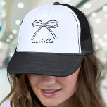 Name des Minimalistischen Handzeichens Truckerkappe<br><div class="desc">Einfach Name Monogram Minimalistisch Trucker Hat. Dieser trendige und stilvolle LKWer mit einem handgezeichnet Single oben, gepaart mit einem Namen in eleganter handgeschriebener Schriftzeichen-Kalligrafie. Sowohl der Bogen als auch der Name sind derzeit schwarz, können aber beliebig farblich angepasst werden, was ihn zu einem vielseitigen Accessoire für jeden macht, der eine...</div>