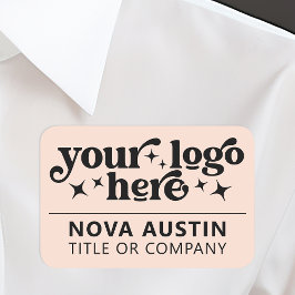 Name des Mitarbeiters eines Großunternehmens mit L Namensschild