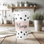 Name des modernen Monogramms | Pastellrosa und sch Milchtasse<br><div class="desc">Name des modernen Monogramms | Pastellrosa und schwarze Punkte</div>