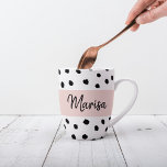 Name des modernen Monogramms | Pastellrosa und sch Milchtasse<br><div class="desc">Name des modernen Monogramms | Pastellrosa und schwarze Punkte</div>