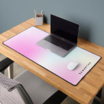 Name des modernen rosafarbenen Monogramms Schreibtischunterlage<br><div class="desc">Name des modernen rosafarbenen Monogramms</div>