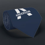 Name des Monogramms der modernen Split Erstmals bl Krawatte<br><div class="desc">Moderne und einfache, maßgeschneiderte Krawatte mit Ihrer Wahl des Anfangs. Dieses minimalistische, maskuline Design zeichnet sich durch übergroße fette Sans Serif Typografie in silbergrau auf einem dunkelblauen Hintergrund aus. Die Vorlage ist Set für Sie, um den Buchstaben zu ändern und Ihren Namen oder Nachnamen hinzuzufügen. Wenn Sie auch die Farben...</div>