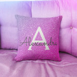 Name des Monogramms des lila rosa Glitzer Kissen<br><div class="desc">Lila und rosa Ombre Bling Gold Sparkle Glitzer Monogram Name and Initial Pillow. Das Kissen ist das ideale Geschenk für jemanden,  der sein Zimmer in Lila und rosa dekoriert.</div>
