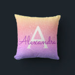 Name des Monogramms des lila rosa Glitzer Kissen<br><div class="desc">Lila und rosa Ombre Rainbow Pastel Sparkle Glitzer Monogram Name and Initial Pillow. Das Kissen ist das ideale Geschenk für jemanden,  der sein Zimmer in Lila und rosa dekoriert.</div>