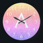 Name des Monogramms des Rainbow-Sparkels-Glitzer Große Wanduhr<br><div class="desc">Monogram Name und Anfangsservierung der Wand-Uhr: Gold, Pink und Lila Rainbow Pastel Sparkle Glitzer. Die Wall-Uhr ist das ideale Geschenk für jemanden, der silberne Funkeln Glitzer Liebe.</div>