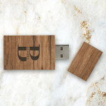 Name des Monogramms für benutzerdefinierte Rustike Holz USB Stick<br><div class="desc">Dieses moderne,  rustikale USB Flash Laufwerk verfügt über Ihr Familienmonogramm und den Namen über eine mittelbraune Imitat-Kulisse in einem Retro-coolen Typografie Design. Passen Sie Ihren Familiennamen an und erstellen Sie ihn selbst.</div>