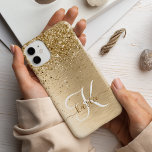 Name des Monogramms für den Glitzer aus goldgegoss Case-Mate iPhone 14 Hülle<br><div class="desc">Dieses schicke Gehäuse mit hübschem goldglänzenden Glitzer auf goldgebürstetem metallischem Hintergrund ist einfach zu personalisieren.</div>