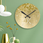 Name des Monogramms für den Glitzer aus goldgegoss Runde Wanduhr<br><div class="desc">Dieses trendige,  schicke Round-Clock-Design mit hübschem vergoldeten Glitzer auf goldgebürstetem metallischem Hintergrund ist einfach zu personalisieren.</div>