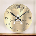 Name des Monogramms für den Gold-Glitzer-Brushed Große Wanduhr<br><div class="desc">Gold Imitate Foil Metallic Sparkle Glitzer gebürstete Metal Monogram Name und Erstklassigkeit Wall Uhr. Das macht den perfekten 16 Geburtstag,  Hochzeit,  Brautparty,  Jubiläum,  Babydusche oder Junggeselinnen-Abschied Geschenk für jemanden,  der Lieben glamourösen Luxus und schicke Stile.</div>