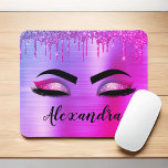 Name des Monogramms für den lila Glitzer, Sparkeil Mousepad<br><div class="desc">Lila Imitate Foil Metallic Sparkle Glitzer Pinselmetall Monogram Name and Initial Eyelashes (Lashes),  Eyelash Extensions and Eyes Computer Mousepad (Mauspad). Das Design macht den perfekten 16 Geburtstag,  Hochzeit,  Brautparty,  Jubiläum,  Babydusche oder Junggeselinnen-Abschied Geschenk für jemanden,  der einen trendigen coolen Stil sucht.</div>