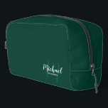 Name des Monogramms für den Personalisierten Trauz Waschbeutel<br><div class="desc">Fügen Sie Ihrer Hochzeit eine persönliche Touch mit einem personalisierten Trauzeuge-Geschenk hinzu. Dieses Design zeichnet sich durch den Namen des personalisierten Trauzeugen im Stil der modernen Schrift-Schriftart und Monogramm in hellgrün modernen Skript-Schriftart-Stil als Hintergrund mit Titel in weiß modernen Sans Serif Schriftart Stil auf smaragdgrünen Hintergrund. Auch perfekt für Trauzeugin,...</div>