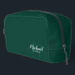 Name des Monogramms für den Personalisierten Trauz Waschbeutel<br><div class="desc">Fügen Sie Ihrer Hochzeit eine persönliche Touch mit einem personalisierten Trauzeuge-Geschenk hinzu. Dieses Design zeichnet sich durch den Namen des personalisierten Trauzeugen im Stil der modernen Schrift-Schriftart und Monogramm in hellgrün modernen Skript-Schriftart-Stil als Hintergrund mit Titel in weiß modernen Sans Serif Schriftart Stil auf smaragdgrünen Hintergrund. Auch perfekt für Trauzeugin,...</div>
