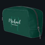 Name des Monogramms für den Personalisierten Trauz Waschbeutel<br><div class="desc">Fügen Sie Ihrer Hochzeit eine persönliche Touch mit einem personalisierten Trauzeuge-Geschenk hinzu. Dieses Design zeichnet sich durch den Namen des personalisierten Trauzeugen im Stil der modernen Schrift-Schriftart und Monogramm in hellgrün modernen Skript-Schriftart-Stil als Hintergrund mit Titel in weiß modernen Sans Serif Schriftart Stil auf smaragdgrünen Hintergrund. Auch perfekt für Trauzeugin,...</div>