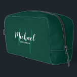 Name des Monogramms für den Personalisierten Trauz Waschbeutel<br><div class="desc">Fügen Sie Ihrer Hochzeit eine persönliche Touch mit einem personalisierten Trauzeuge-Geschenk hinzu. Dieses Design zeichnet sich durch den Namen des personalisierten Trauzeugen im Stil der modernen Schrift-Schriftart und Monogramm in hellgrün modernen Skript-Schriftart-Stil als Hintergrund mit Titel in weiß modernen Sans Serif Schriftart Stil auf smaragdgrünen Hintergrund. Auch perfekt für Trauzeugin,...</div>