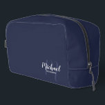 Name des Monogramms für den Personalisierten Trauz Waschbeutel<br><div class="desc">Fügen Sie Ihrer Hochzeit eine persönliche Touch mit einem personalisierten Trauzeuge-Geschenk hinzu. Dieses Design zeichnet sich durch den Namen des personalisierten Trauzeugen im Stil der modernen Schrift-Schriftart und Monogramm in hellblau modernen Drehbuch-Schriftart-Stil als Hintergrund mit dem Titel in weiß modernen Sans Serif Schriftart Stil auf marineblau Hintergrund. Auch perfekt für...</div>