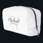 Name des Monogramms für den Personalisierten Trauz Waschbeutel<br><div class="desc">Fügen Sie Ihrer Hochzeit eine persönliche Touch mit einem personalisierten Trauzeuge-Geschenk hinzu. Dieses Design zeichnet sich durch den personalisierten Trauzeuge-Namen in grau modernem Skript-Schriftart-Stil und Monogramm in hellgrau modernen Drehbuch-Schriftart-Stil als Hintergrund mit Titel in grau modernen sans serif Schriftart Stil auf weißem Hintergrund. Auch perfekt für Trauzeugin, Blume Mädchen, Brautmutter,...</div>