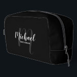 Name des Monogramms für den Personalisierten Trauz Waschbeutel<br><div class="desc">Fügen Sie Ihrer Hochzeit eine persönliche Touch mit einem personalisierten Trauzeuge-Geschenk hinzu. Dieses Design zeichnet sich durch den personalisierten Trauzeuge-Namen im modernen, weißen Skript-Schriftart-Stil und Monogramm im hellgrauen modernen Script-Schriftart-Stil als Hintergrund mit dem Titel in weiß modernen Sans Serif Schriftart Stil auf schwarzem Hintergrund. Auch perfekt für Trauzeugin, Blume Mädchen,...</div>