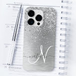 Name des Monogramms für den silberfarbenen Glitzer Case-Mate iPhone 14 Pro Hülle<br><div class="desc">Dieses schicke Gehäuse mit hübschem silberglänzenden Glitzer auf silberfarbenem metallischem Hintergrund ist einfach zu personalisieren.</div>