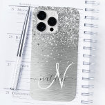 Name des Monogramms für den silberfarbenen Glitzer Case-Mate iPhone 14 Pro Max Hülle<br><div class="desc">Dieses schicke Gehäuse mit hübschem silberglänzenden Glitzer auf silberfarbenem metallischem Hintergrund ist einfach zu personalisieren.</div>