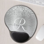 Name des Monogramms für den silberfarbenen Glitzer Gel Mousepad<br><div class="desc">Dieses schicke Mousepad-Design mit hübsch silberfarbenem Glitzer auf silber gebürstetem metallischem Hintergrund ist einfach zu personalisieren.</div>