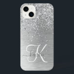 Name des Monogramms für den silberfarbenen Glitzer iPhone 14 Plus Hülle<br><div class="desc">Dieses schicke Gehäuse mit hübschem silberglänzenden Glitzer auf silberfarbenem metallischem Hintergrund ist einfach zu personalisieren.</div>